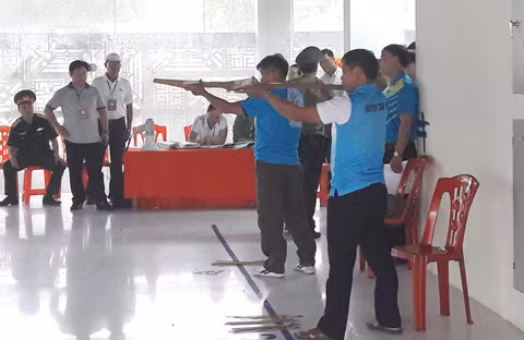 Thi đấu nội dung bắn nỏ 