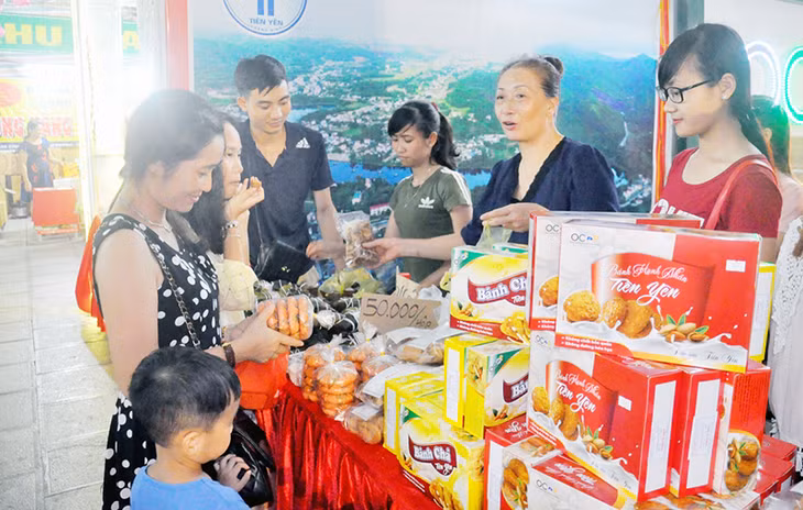 Du khách tham quan và mua sản phẩm OCOP của huyện Tiên Yên trong Tuần Văn hoá, thể thao các dân tộc vùng Đông Bắc tỉnh Quảng Ninh lần thứ I.