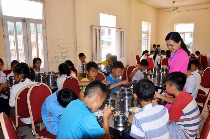 Bữa ăn của học sinh Trường Phổ thông dân tộc nội trú huyện Hoành Bồ luôn đảm bảo đủ chất dinh dưỡng và vệ sinh an toàn thực phẩm.