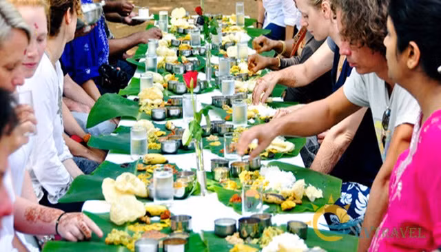3. Người Myanmar dùng tay phải để ăn bốc Người dân Myanmar sử dụng tay phải để bốc, nắm thức ăn, họ cho rằng tay trái dùng để vệ sinh cá nhân nên không được dùng để bốc thức ăn. Người Myanmar vo cơm thành nắm và ăn với các loại thức ăn đi kèm. Sự độc đáo về cách ăn của người dân ở đây cũng khiến cho khách du lịch hết sức thích thú.