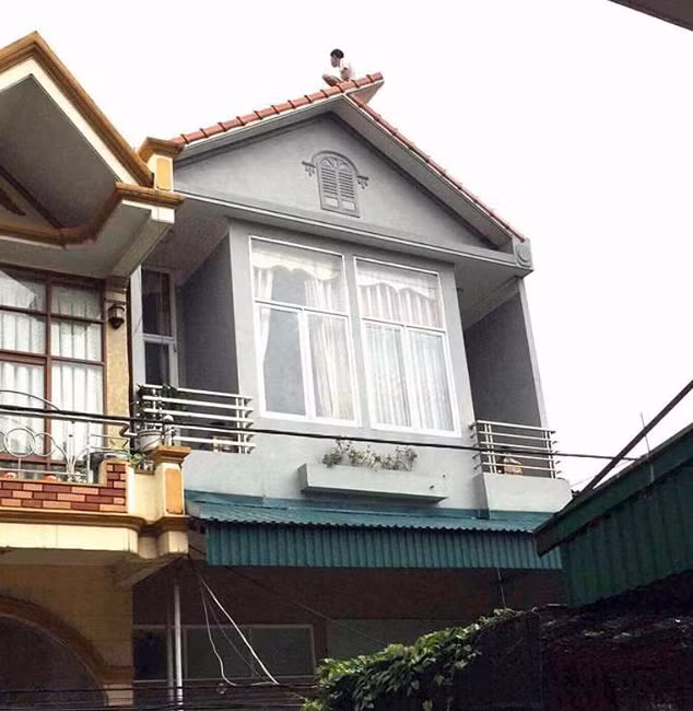 Hình ảnh lúc Hùng chưa nhảy xuống đất.