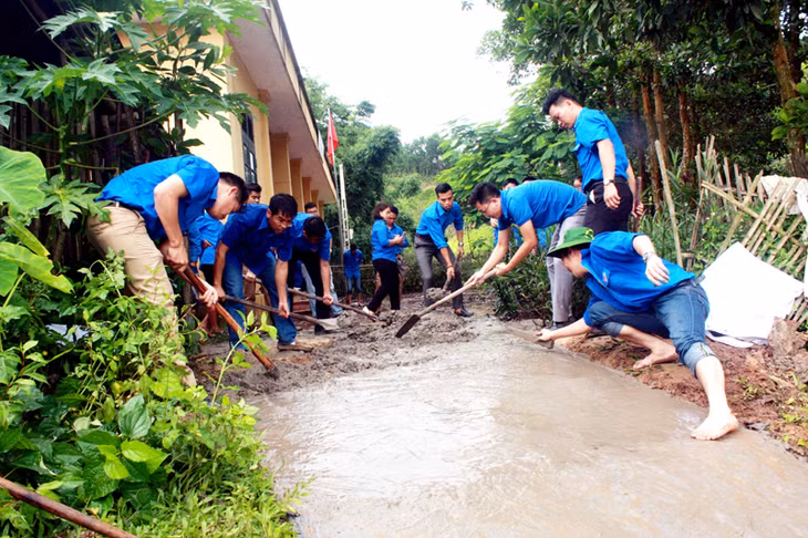 ĐVTN Đoàn Khối các cơ quan tỉnh hỗ trợ 35 triệu đồng và tham gia bê tông tuyến đường 70m vào điểm trường Cầm Kẻn, Trường TH&THCS xã Đồng Sơn (huyện Hoành Bồ) trong chiến dịch thanh niên tình nguyện hè năm 2017. Ảnh: NGUYỄN DUNG
