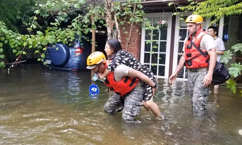 Vệ binh Quốc gia giúp sơ tán một gia đình bị ngập ở Houston, Texas, ngày 27/8. Ảnh: Navy Times.