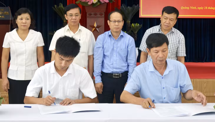 Đại diện Công ty TNHH KHKT Texhong Ngân Hà (bên trái) ký hợp tác đào tạo nghề, cung ứng lao động với Trường Cao đẳng Việt - Hàn Quảng Ninh.