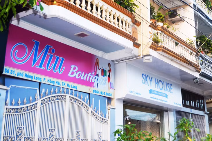 Mặc dù hai nhà liền kề nhau nhưng địa chỉ lại ghi hai tuyến phố khác nhau.