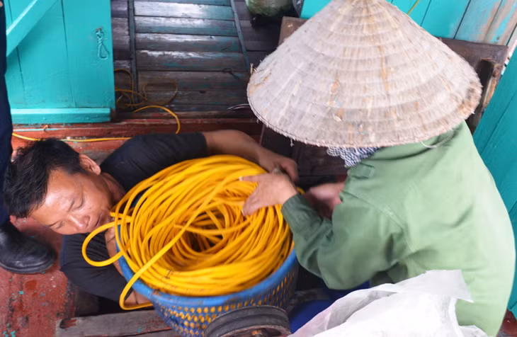 Ngư dân tàng trữ dây điện để sử dụng nghề khai thác cấm