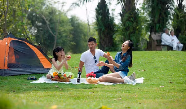 Mang theo đồ ăn vặt để không phụ thuộc quá nhiều vào đồ ăn đắt đỏ ở điểm du lịch