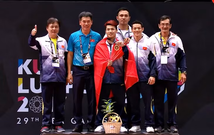  Trịnh Văn Vinh gây bất ngờ lớn với tấm HCV cùng kỷ lục SEA Games ở hạng cân 62kg