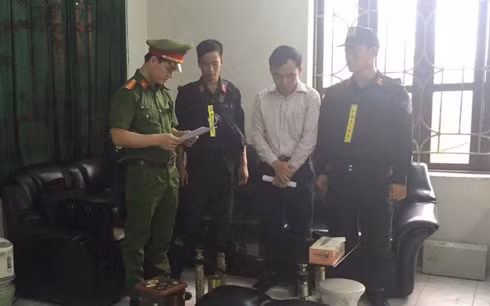 Cơ quan công an đọc lệnh khởi tố ông Hoàng Mạnh Thường (Ảnh Công an Hà Nam)