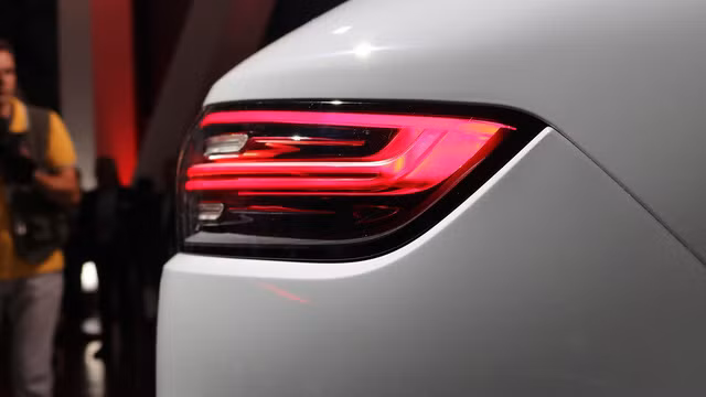 Trong tương lai, hãng Porsche sẽ bổ sung thêm các phiên bản khác cho dòng Cayenne 2018 như hybrid, Turbo và GTS. "Vẫn còn những phiên bản rất mạnh và tiết kiệm nhiên liệu sẽ ra mắt trong thời gian tới", ông Oliver Blume, CEO của Porsche, khẳng định. Ngoài ra, theo ông Blume, Porsche Cayenne 2018 còn được trang bị cả hệ dẫn động plug-in hybrid.