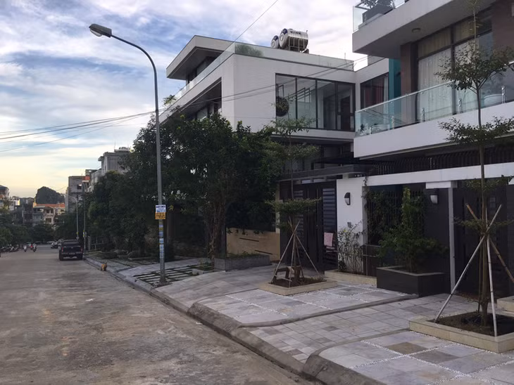 Nhiều khu dân cư mới trên địa bàn TP Hạ Long hiện chưa được đặt tên ngõ, đánh số nhà (Trong ảnh: Khu đô thị mới Đồi T5, phường Hồng Hải, TP Hạ Long) 
