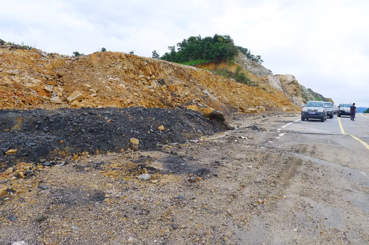 sạt trượt khoảng 20m chiều dài mặt đường tuyến đường vào khu công viên phức hợp phía đông đảo Cái Bầu; 