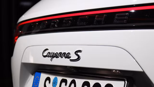 Trong sự kiện ra mắt diễn ra vào ngày hôm qua, 29/8, Porsche Cayenne 2018 có 2 phiên bản là tiêu chuẩn và S. Trong đó, Porsche Cayenne 2018 tiêu chuẩn sử dụng động cơ xăng V6, tăng áp, dung tích 3.0 lít, sản sinh công suất tối đa 340 mã lực và mô-men xoắn cực đại 332 lb-ft. So với phiên bản cũ, Porsche Cayenne 2018 tiêu chuẩn mạnh hơn 40 mã lực.