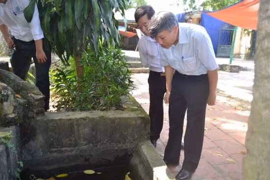 Kiêm tra công tác phòng chống dịch bệnh tại Trường Tiểu học thị trấn Chúc Sơn B, huyện Chương Mỹ. Ảnh: KH