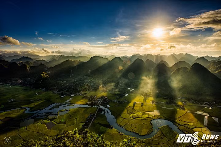 Khung cảnh quyến rũ với dòng sông chảy len lỏi bên cánh đồng lúa trải rộng bốn bề.
