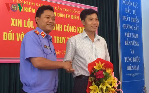 Ông Túy nhận hoa xin lỗi của VKSND TP Biên Hòa. 