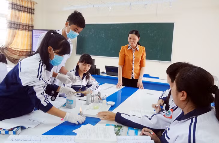 Giờ thực hành môn hoá của học sinh Trường THPT Đông Triều. (Ảnh Công đoàn ngành Giáo dục tỉnh cung cấp)