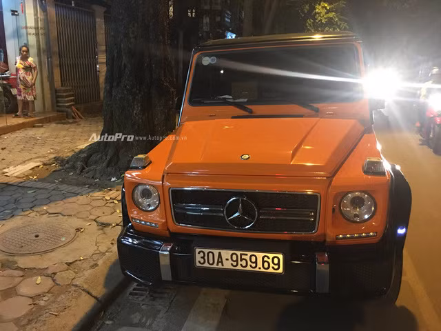 Để sở hữu chiếc Mercedes-Benz G63 AMG và thêm tùy chọn màu sơn Sunset Beam, tay chơi Hà Nội này có thể mất thêm 21.300 USD, tương đương 486 triệu Đồng (Mức giá tại thị trường nước ngoài). Thế nhưng bằng cách dán decal thì chi phí sẽ thấp hơn rất nhiều.