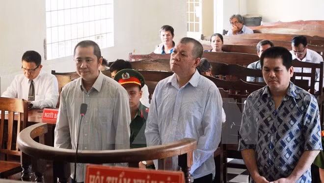 Các bị cáo Thanh (phải), Lân (giữa) và Thành tại phiên tòa, (Ảnh: Thanh Tân/TTXVN)