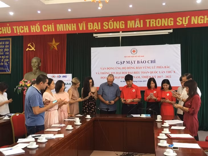 Phát động nhắn tin ủng hộ đồng bào bị thiệt hại do mưa lũ. Ảnh: VGP/Hiền Minh