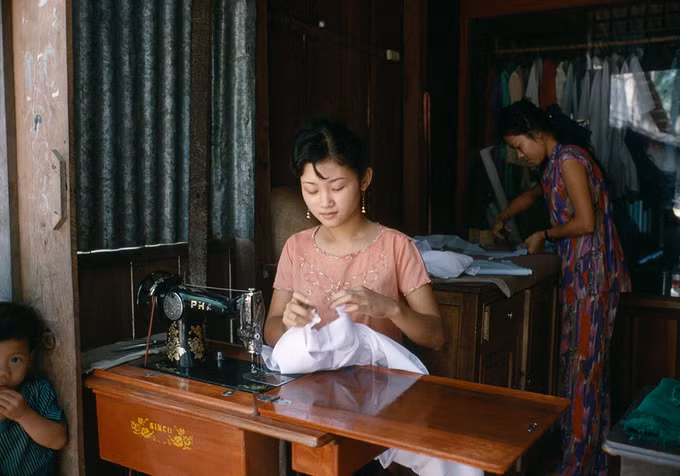Những bức hình của ông phản ánh cuộc sống của người dân Cần Thơ vào năm 1994.