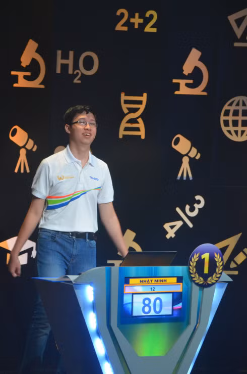 Với câu trả lời là APEC, Nhật Minh vươn lên dẫn đầu phần thi Vượt chướng ngại vật. Ảnh VTV