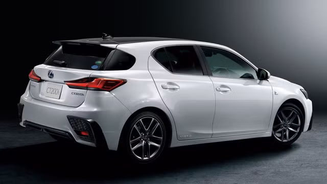 Trong khi đó, bản F Sport đi kèm lưới tản nhiệt màu đen, tương tự nóc và cản va sau.