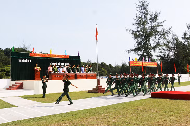 Tiểu đoàn Bộ đội đảo Cô Tô duyệt đội ngũ trong lễ tuyên thệ chiến sĩ mới năm 2017.