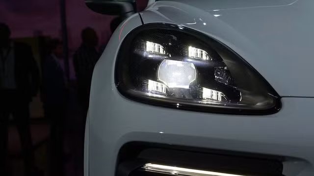 Trên Porsche Cayenne thế hệ mới vẫn có một số chi tiết thiết kế đặc trưng giúp khách hàng nhận ra ngay từ cái nhìn đầu tiên như cụm đèn pha cỡ lớn, vuốt ngược về phía sau, đường gân trên nắp capô...