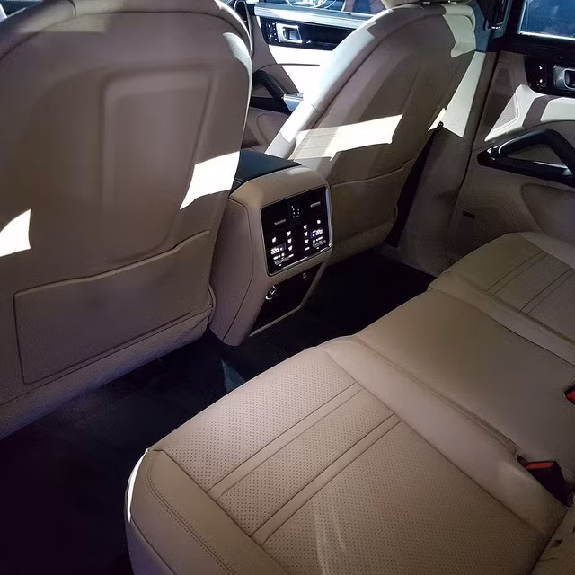 Dự kiến, Porsche Cayenne 2018 sẽ có mặt tại các showroom ở Mỹ vào giữa năm sau với giá 65.700 USD cho bản tiêu chuẩn và 82.900 USD cho bản S. So với phiên bản cũ, Porsche Cayenne 2018 đắt hơn 5.000 USD.