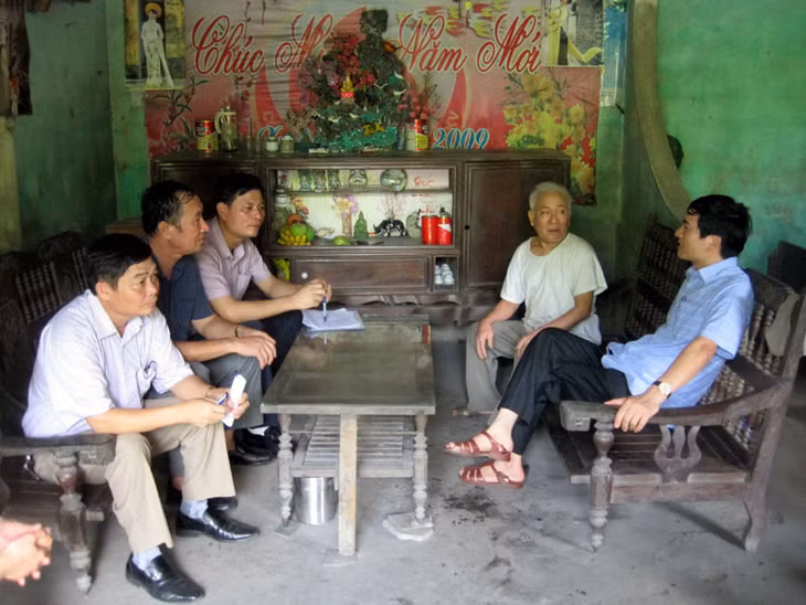 Lãnh đạo TP Cẩm Phả và đoàn công tác lắng nghe tâm tư, nguyện vọng của gia đình ông Trần Văn Hy ở xóm Cột Điện, thôn Khe Sím, xã Dương Huy