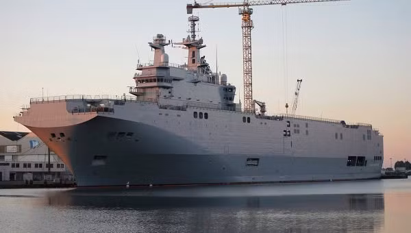 Tài chiến lớp Mistral có bãi đỗ trực thăng (Nguồn: RIA)