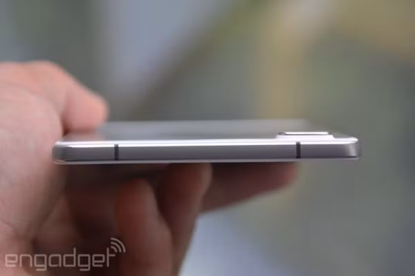 Cạnh trên chiếc OPPO R5.