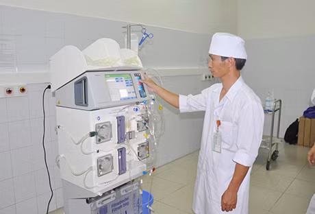 Bác sĩ Bệnh viện Đa khoa tỉnh kiểm tra, đưa máy lọc máu liên tục vào hoạt động.