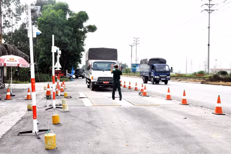 Lực lượng liên ngành Trạm KTTT lưu động kiểm tra phương tiện.