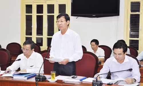 Lãnh đạo TP Uông Bí báo cáo tại cuộc họp.
