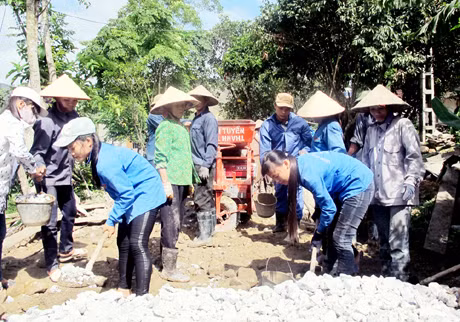 Đoàn TN - Hội LHPN xã Bằng Cả (Hoành Bồ) phối hợp làm đường liên thôn. (Ảnh minh hoạ). Ảnh: Bá Trinh (Tỉnh Đoàn)