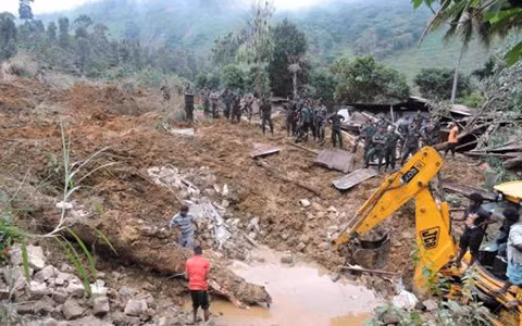 Lực lượng cứu hộ tiến hành tìm kiếm các nạn nhân vụ lở đất Sril Lanka (Ảnh Reuters)