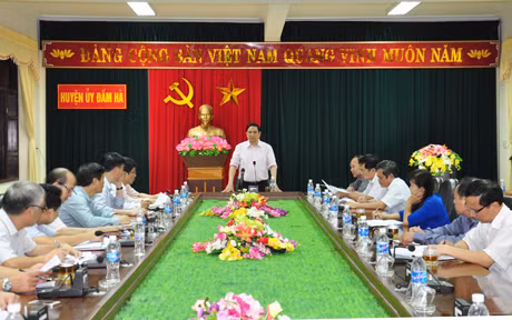Đồng chí Bí thư Tỉnh uỷ kiểm tra, chỉ đạo khắc phục sự cố vỡ đập Đầm Hà Động.
