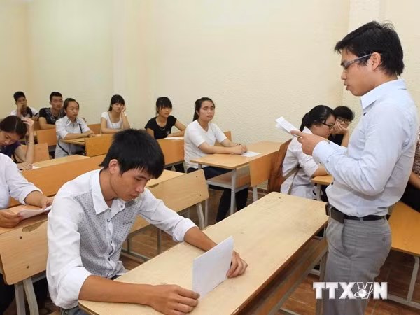 Thí sinh nghe phổ biến quy chế trong kỳ thi đại học. (Ảnh: Quý Trung/TTXVN)
