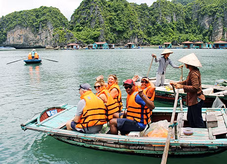 Niềm vui du khách nước ngoài trải nghiệm làng chài Cửa Vạn (bây giờ chỉ còn giữ lại như một bảo tàng).