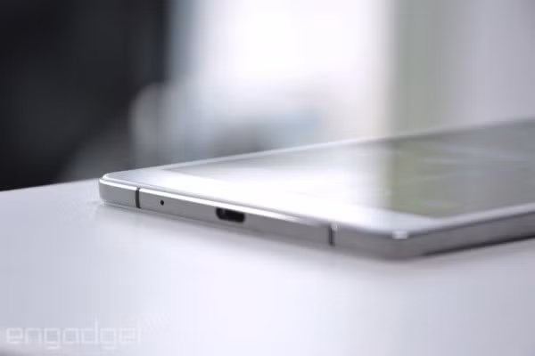 Kích thước cụ thể của OPPO R5 là 148,9 x 74,5 x 4,85mm.
