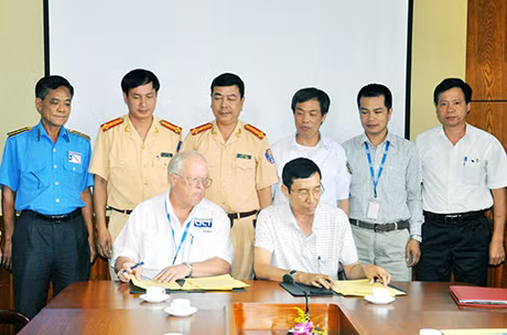 Các doanh nghiệp cảng ký cam kết không xếp hàng quá tải lên phương tiện.