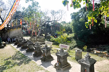 Vườn tháp Yên Tử, KDT Yên Tử (Uông Bí) nằm trong Quần thể Di tích và Danh thắng Yên Tử đang được xây dựng hồ sơ di sản thế giới.