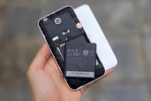Pin 2.100 mAh có thể tháo và thay thế dễ dàng.