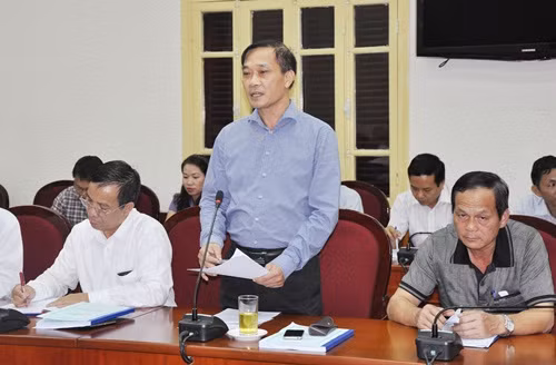  Lãnh đạo TP Hạ Long trình bày Đề án tại cuộc họp.