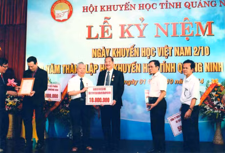 Ông Đào Duy Hảo, Chủ tịch Hiệp hội Doanh nghiệp TP Cẩm Phả (thứ 3, phải sang), trao 10 triệu đồng ủng hộ Quỹ Khuyến học tỉnh, nhân kỷ niệm 10 năm thành lập Hội Khuyến học tỉnh.