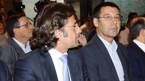 Chủ tịch Bartomeu (phải) không có cách nào loại bỏ Freixa (trái)