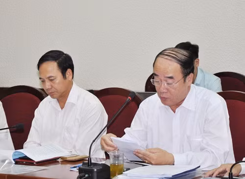  Đồng chí Nguyễn Quang Điệp, Ủy viên BTV, Trưởng Ban Dân vận Tỉnh ủy tham gia ý kiến tại cuộc họp.