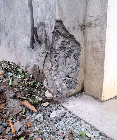 Trụ cổng bị nứt vỡ bê tông là nơi nghi các đối tượng đặt mìn.